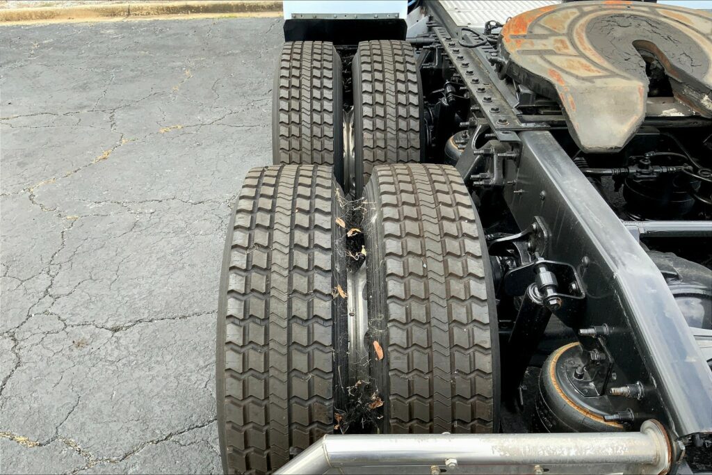 2021 CUM LT625 6×4 Sleeper