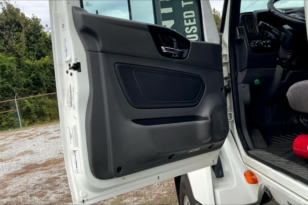 2021 CUM LT625 6×4 Sleeper