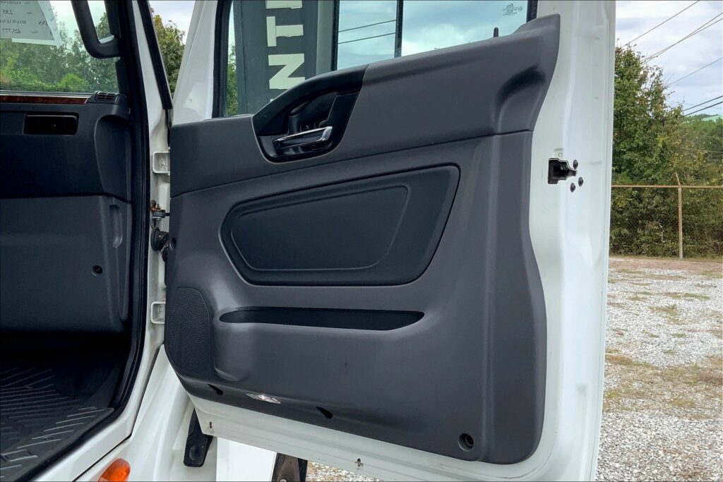 2021 CUM LT625 6×4 Sleeper