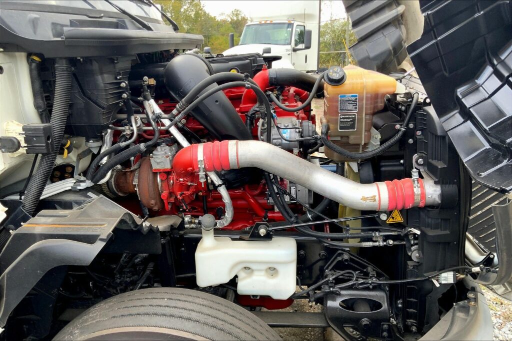 2021 CUM LT625 6×4 Sleeper