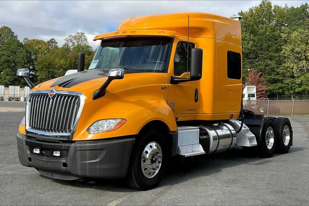 2022 CUM LT625 6×4 Sleeper