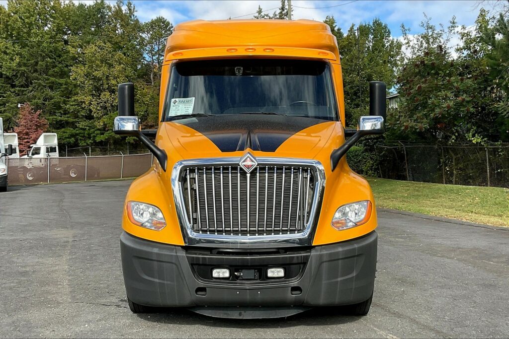 2022 CUM LT625 6×4 Sleeper