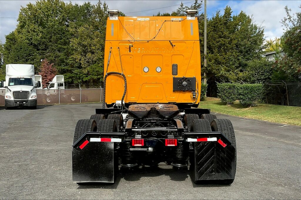 2022 CUM LT625 6×4 Sleeper