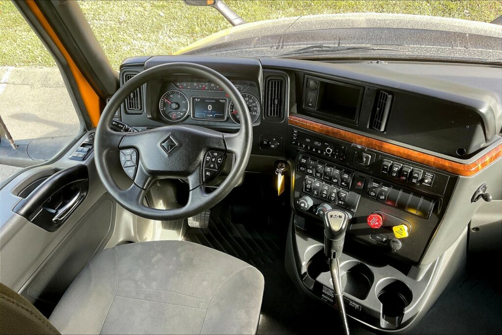 2022 CUM LT625 6×4 Sleeper