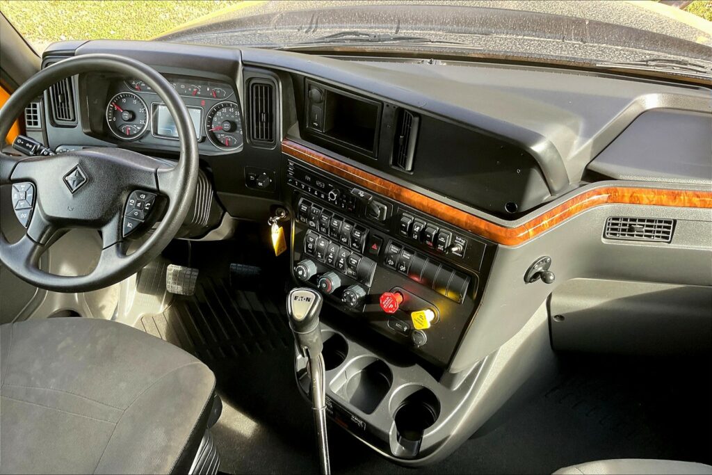 2022 CUM LT625 6×4 Sleeper