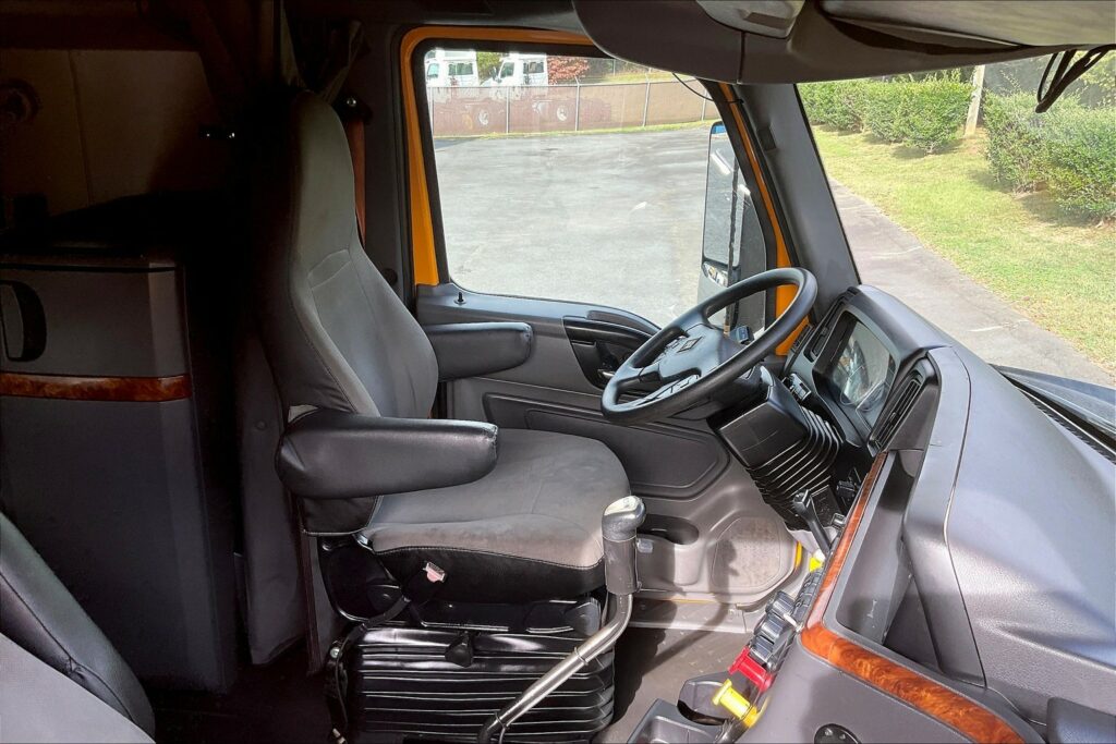 2022 CUM LT625 6×4 Sleeper