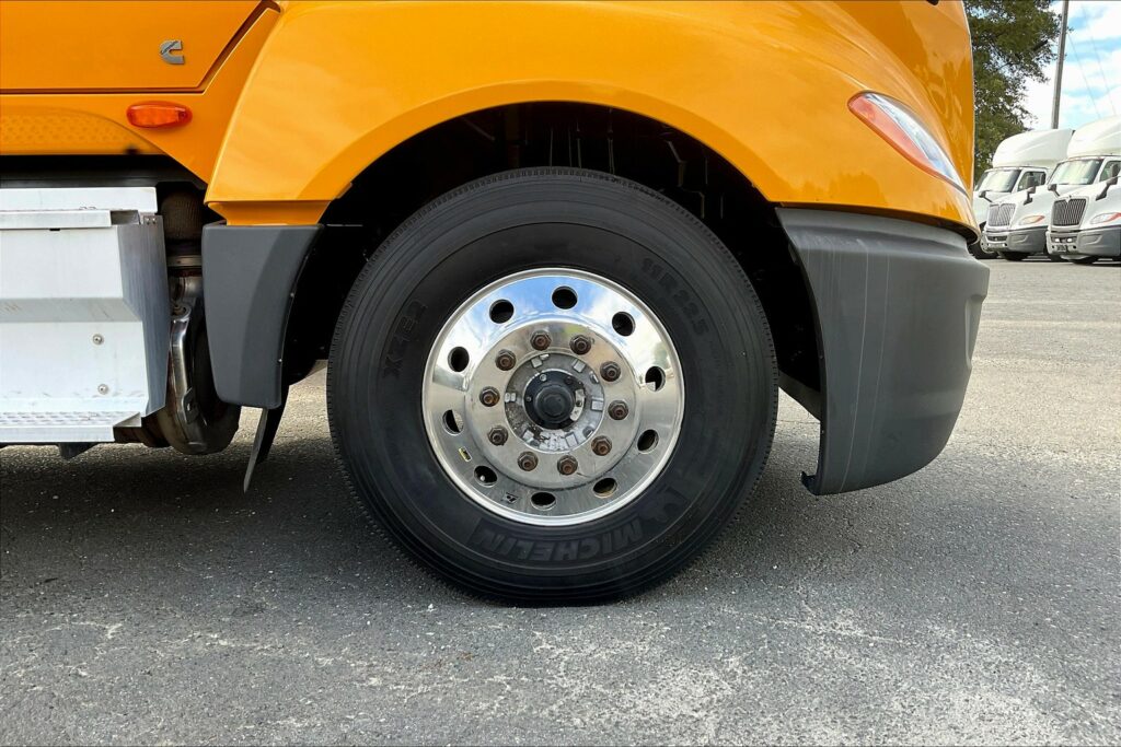 2022 CUM LT625 6×4 Sleeper