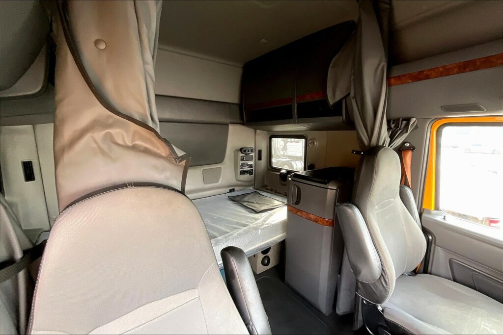 2022 CUM LT625 6×4 Sleeper