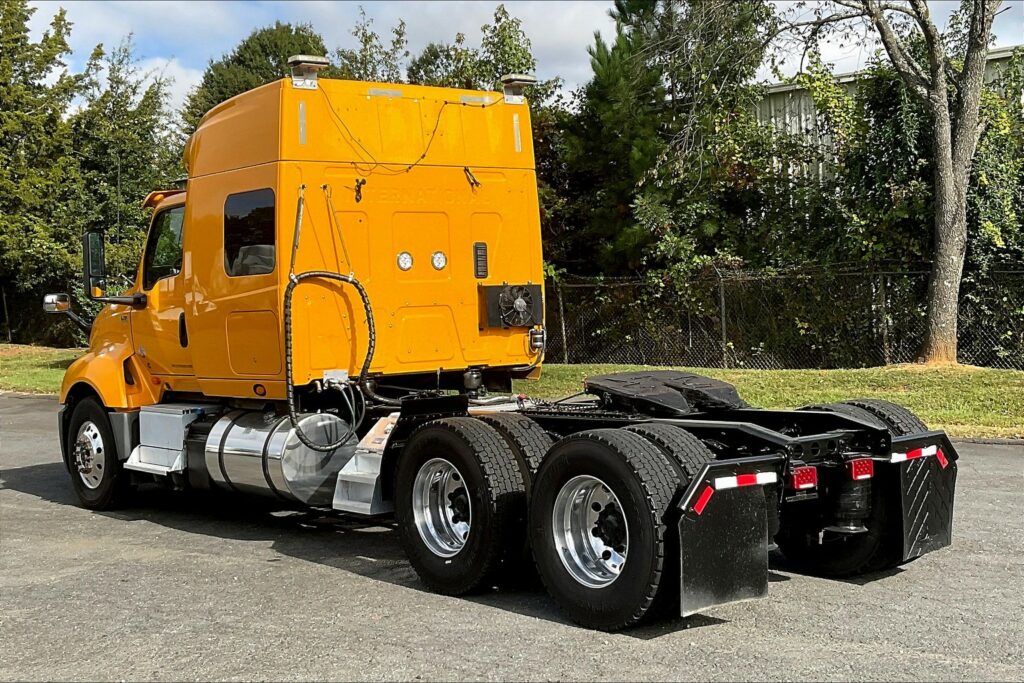 2022 CUM LT625 6×4 Sleeper