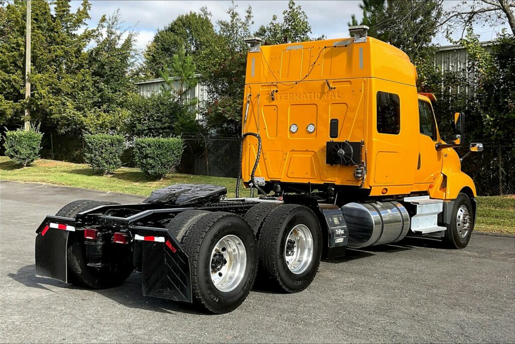 2022 CUM LT625 6×4 Sleeper