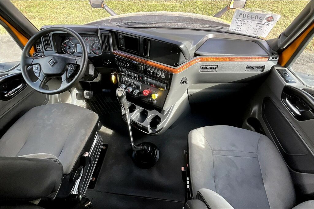 2022 CUM LT625 6×4 Sleeper