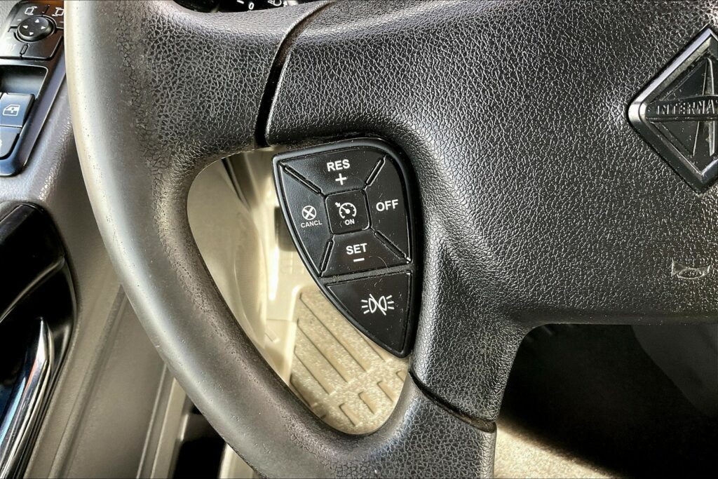 2022 CUM LT625 6×4 Sleeper