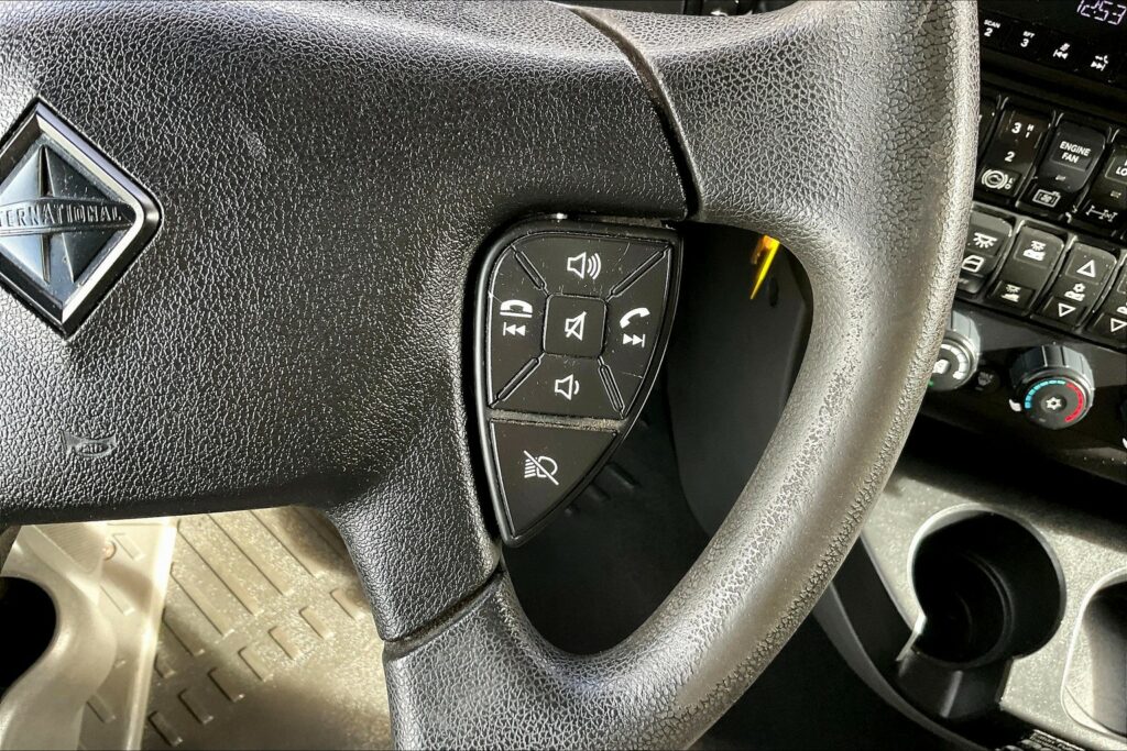 2022 CUM LT625 6×4 Sleeper