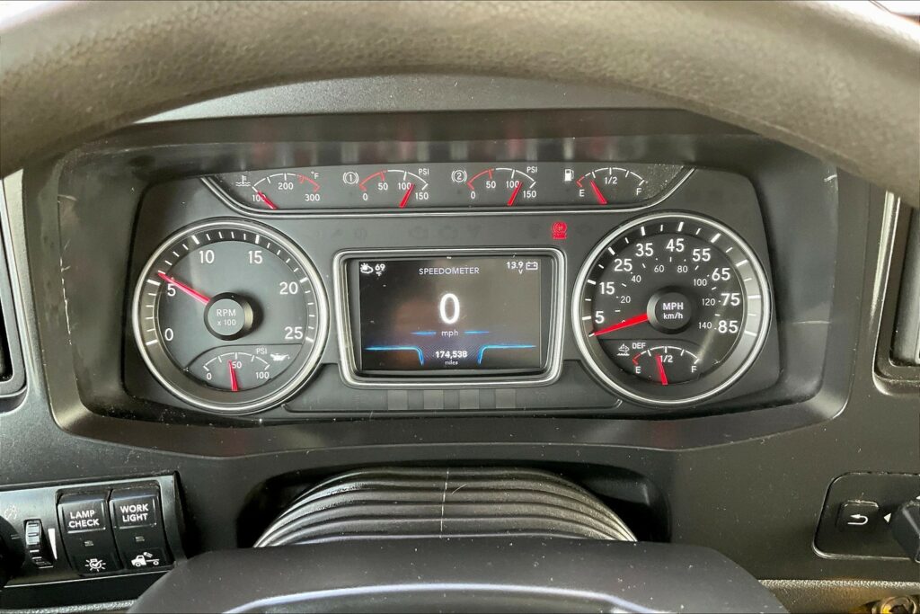 2022 CUM LT625 6×4 Sleeper