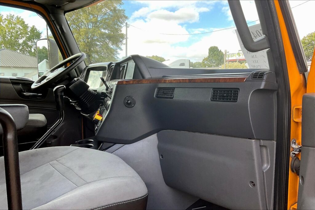 2022 CUM LT625 6×4 Sleeper