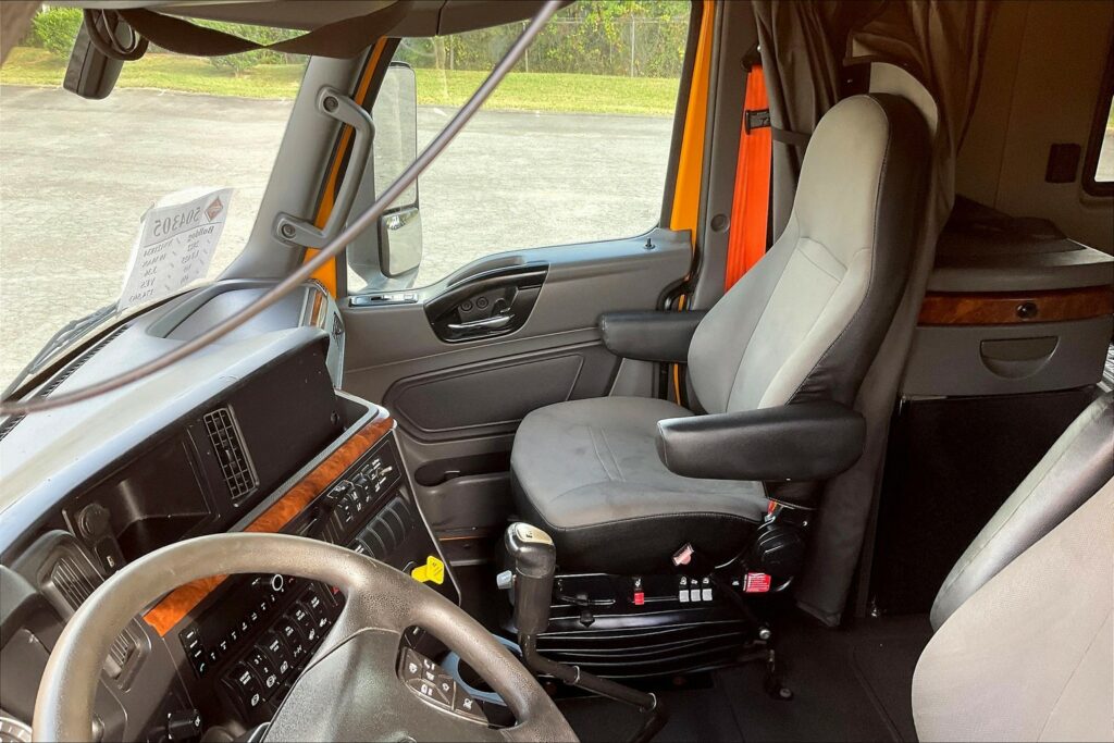 2022 CUM LT625 6×4 Sleeper