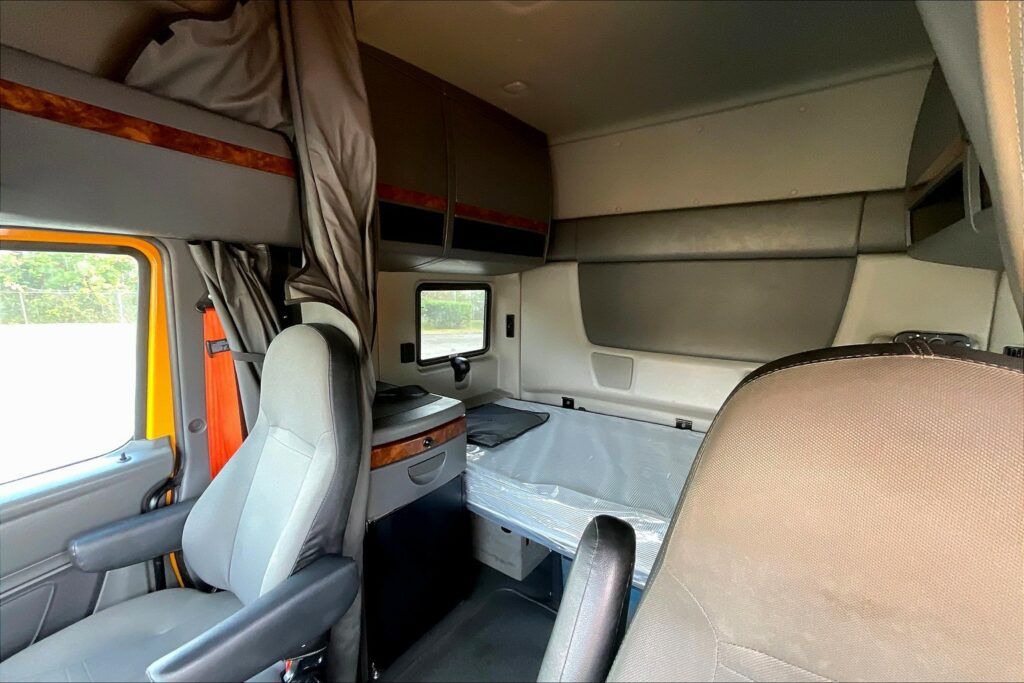 2022 CUM LT625 6×4 Sleeper