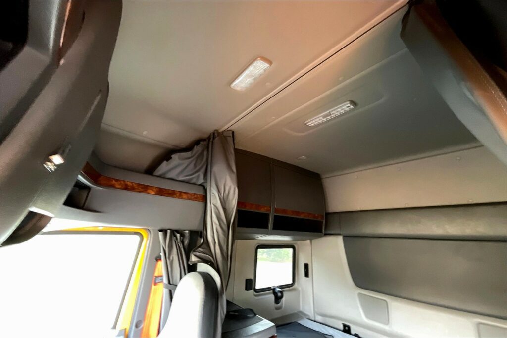 2022 CUM LT625 6×4 Sleeper