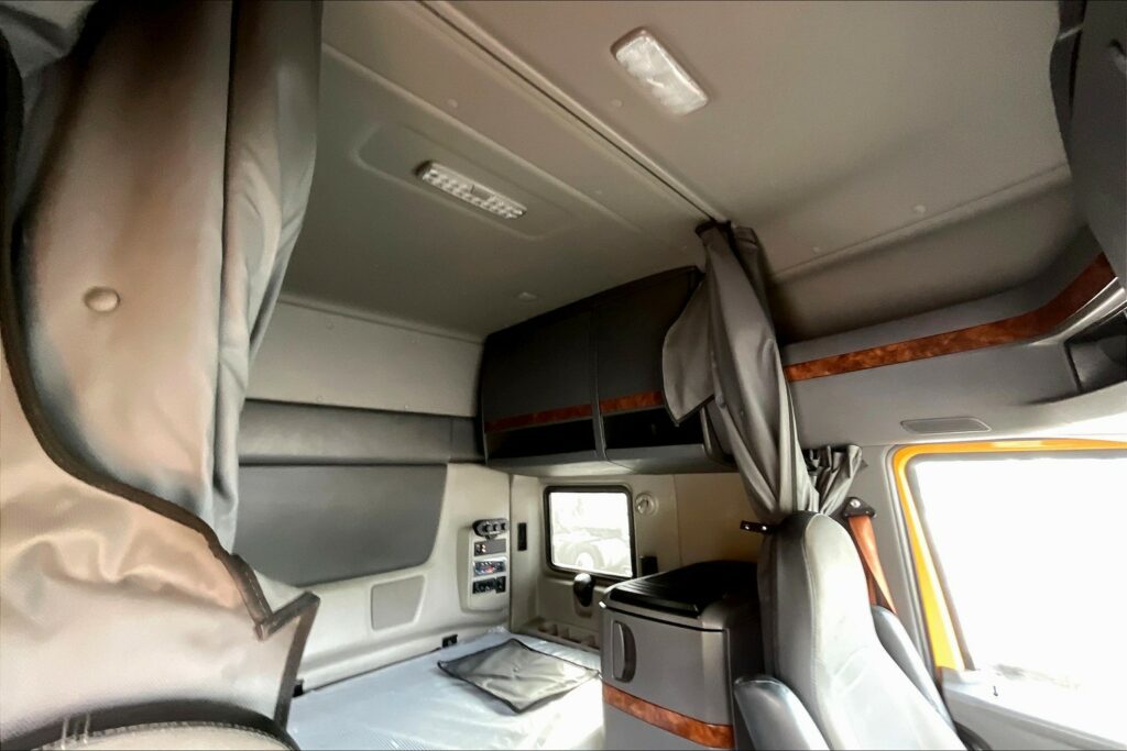 2022 CUM LT625 6×4 Sleeper