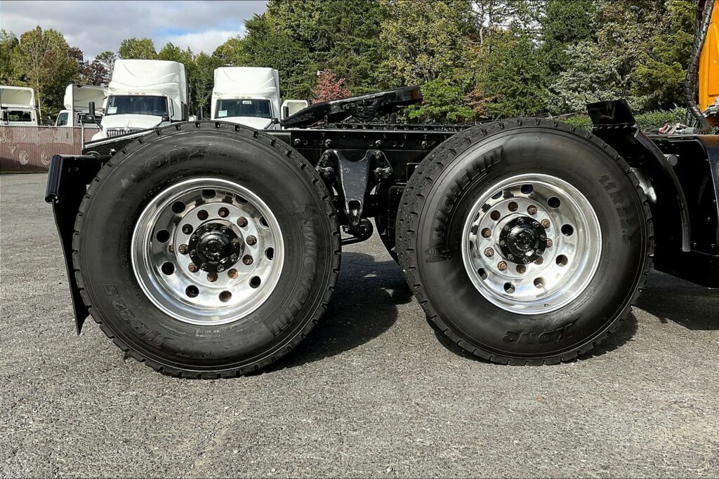 2022 CUM LT625 6×4 Sleeper