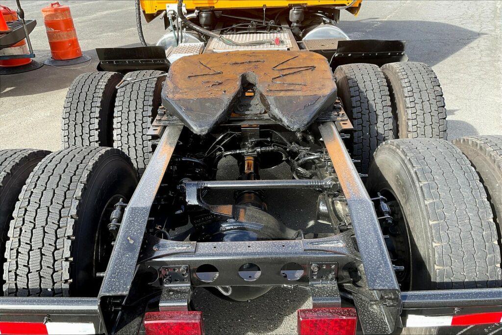 2022 CUM LT625 6×4 Sleeper