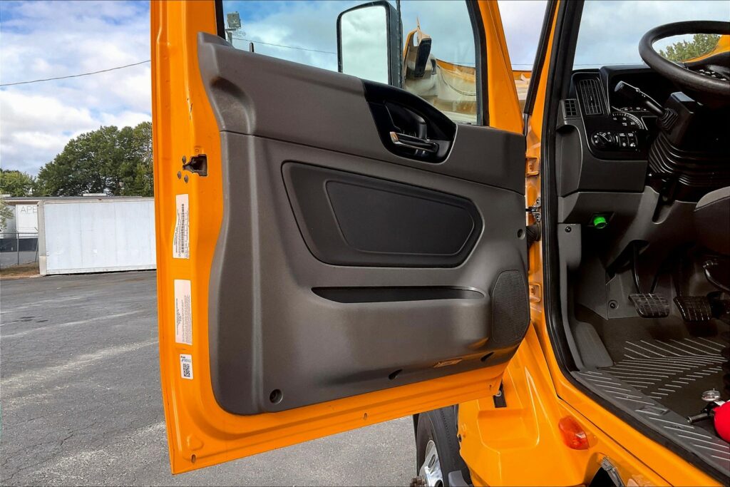 2022 CUM LT625 6×4 Sleeper