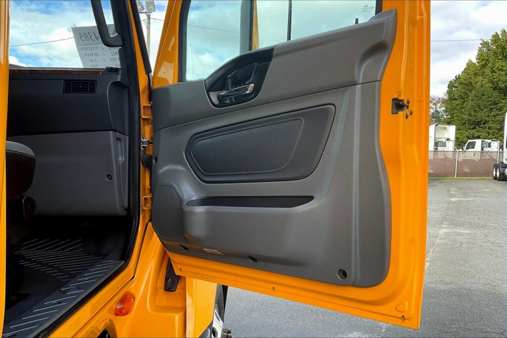 2022 CUM LT625 6×4 Sleeper