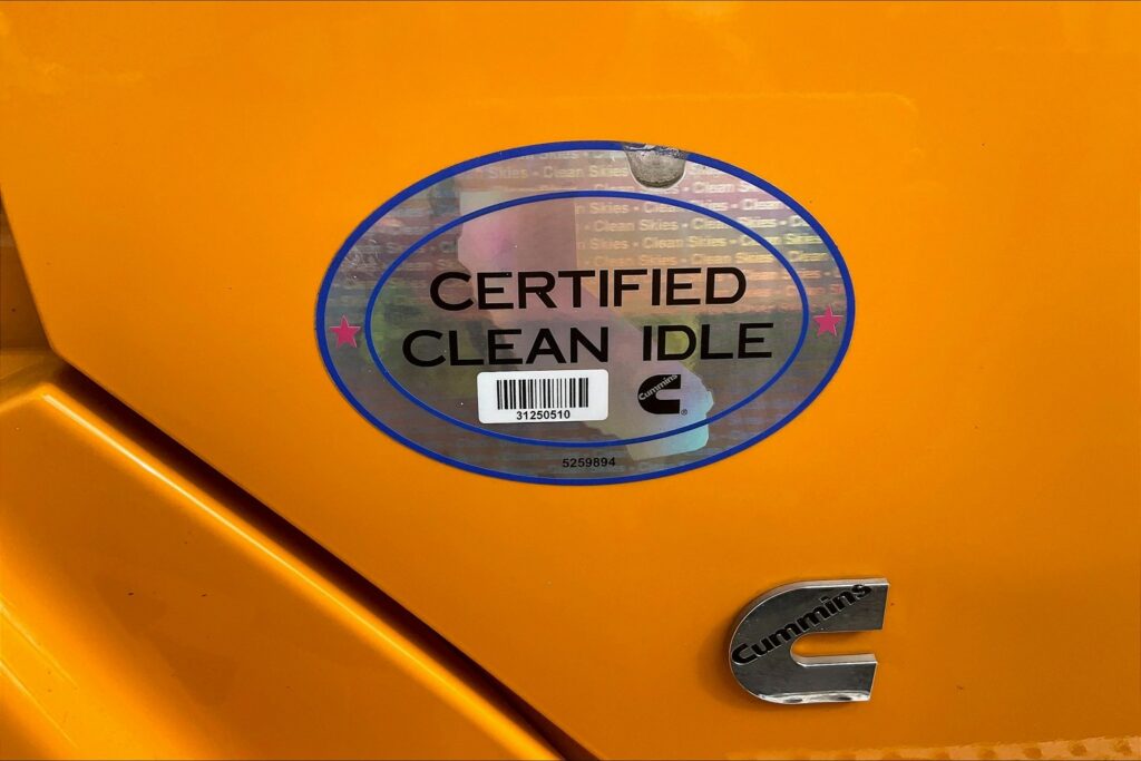 2022 CUM LT625 6×4 Sleeper