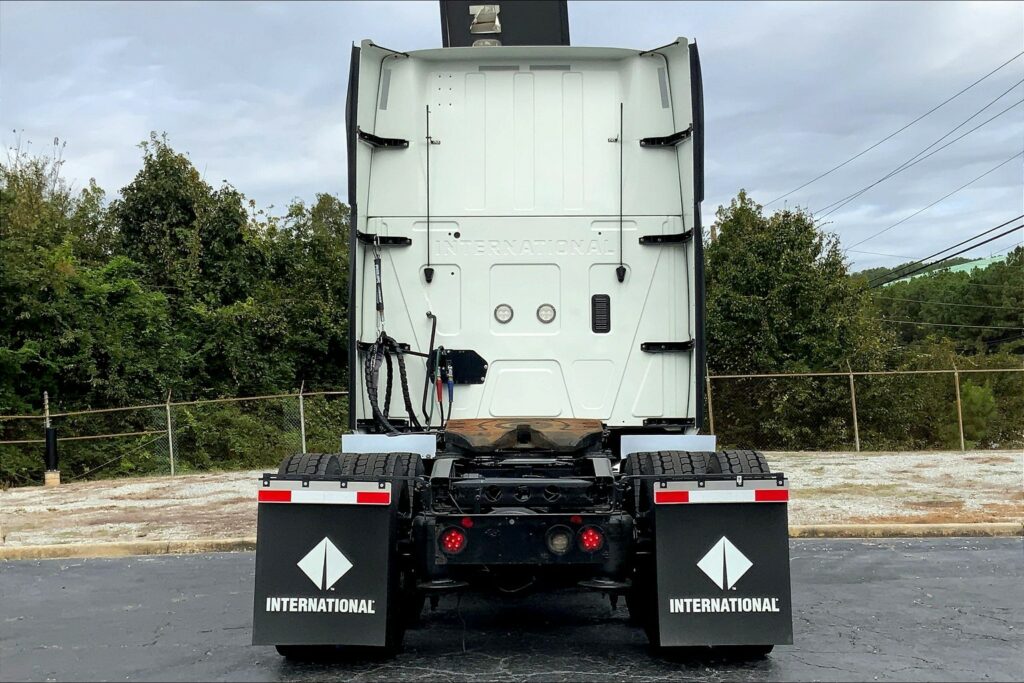 2022 CUM LT625 6×4 Sleeper