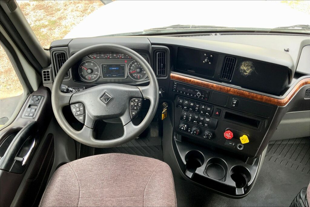 2022 CUM LT625 6×4 Sleeper