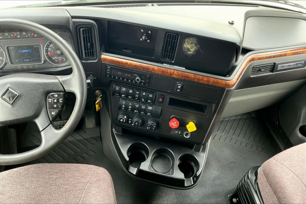 2022 CUM LT625 6×4 Sleeper