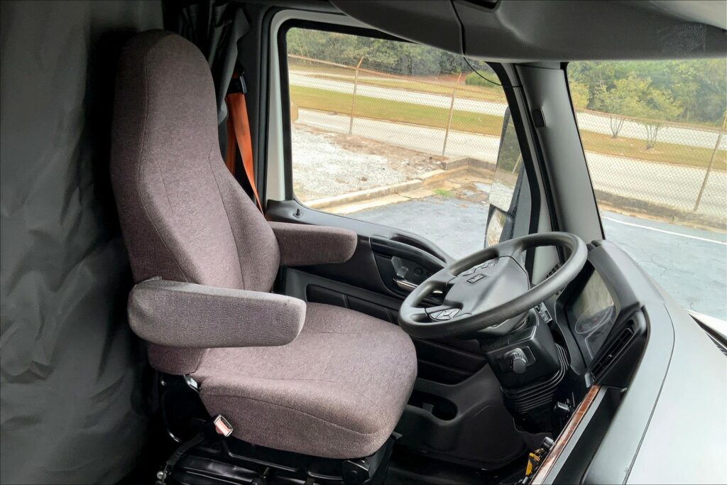 2022 CUM LT625 6×4 Sleeper