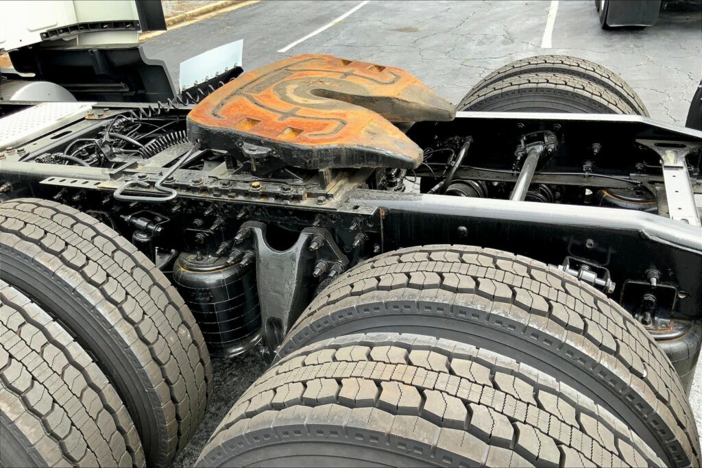 2022 CUM LT625 6×4 Sleeper