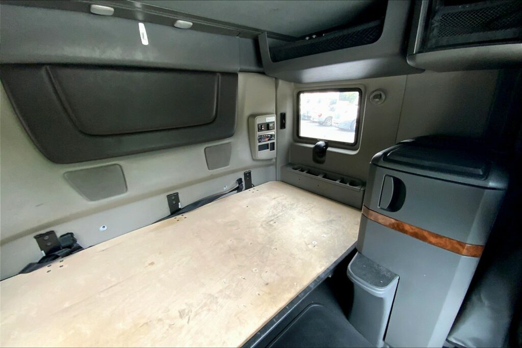 2022 CUM LT625 6×4 Sleeper