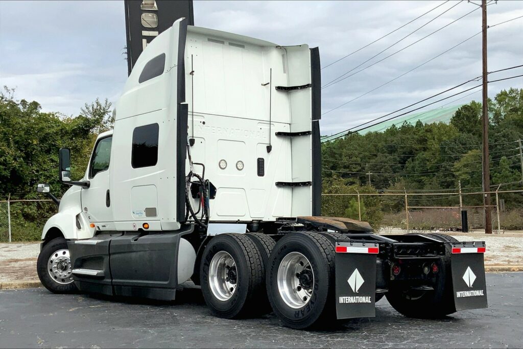 2022 CUM LT625 6×4 Sleeper