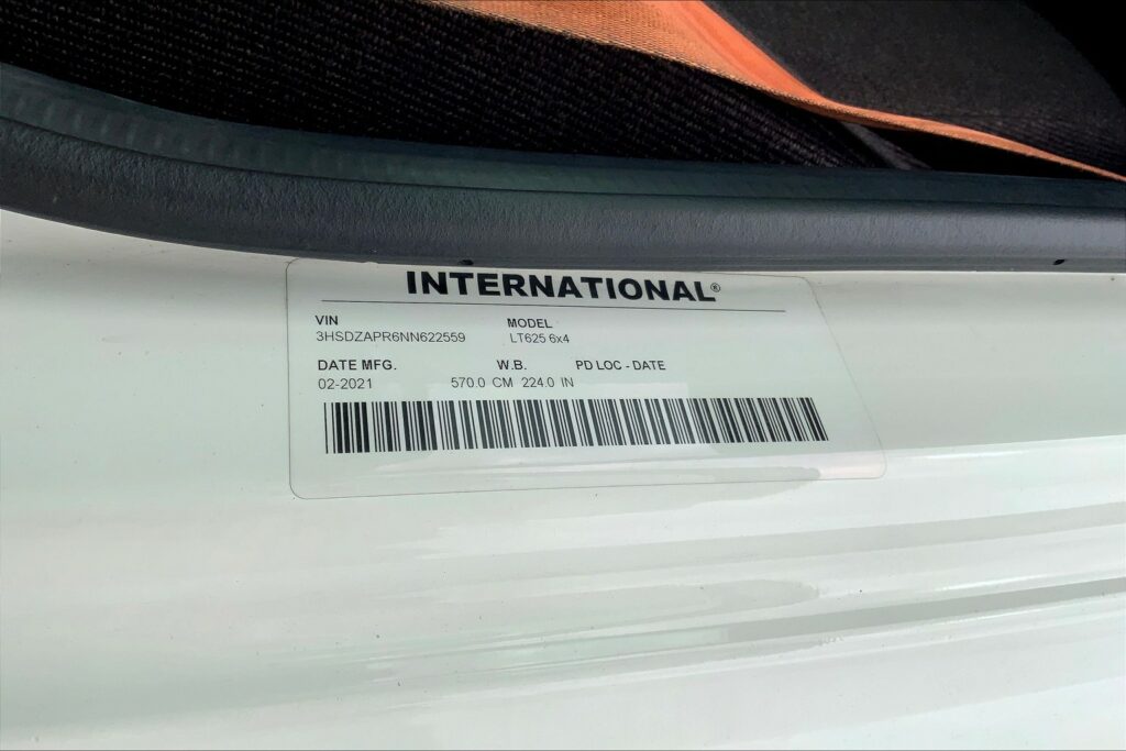 2022 CUM LT625 6×4 Sleeper