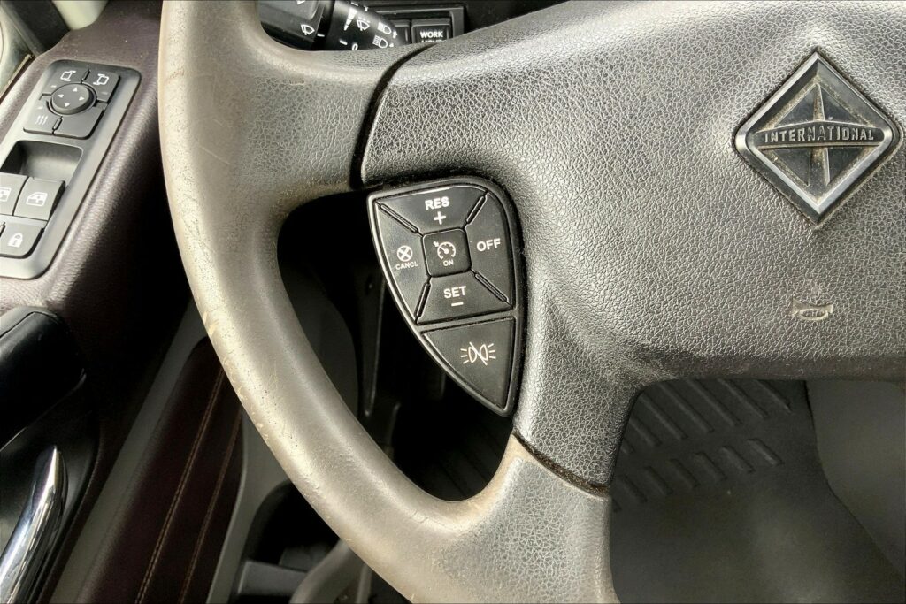 2022 CUM LT625 6×4 Sleeper