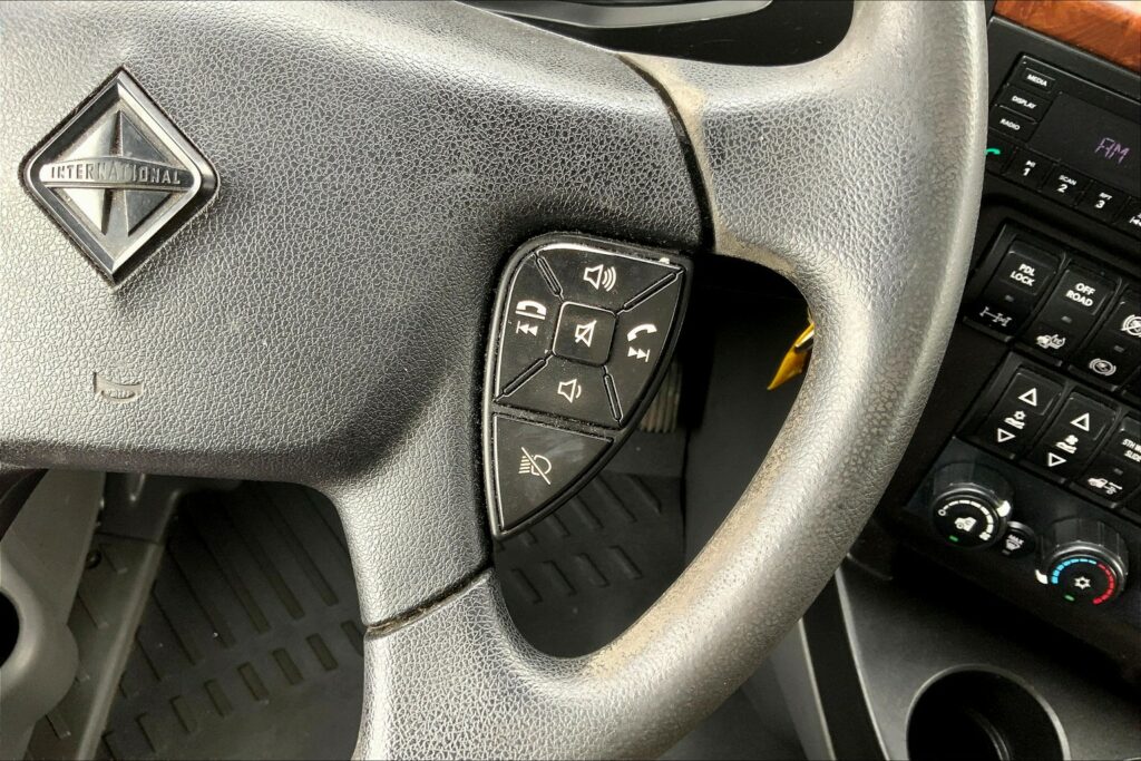 2022 CUM LT625 6×4 Sleeper