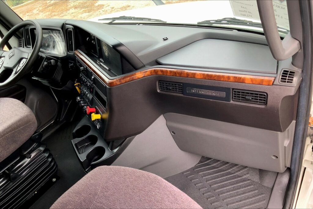 2022 CUM LT625 6×4 Sleeper