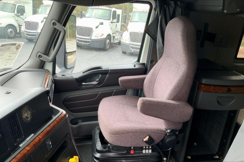 2022 CUM LT625 6×4 Sleeper