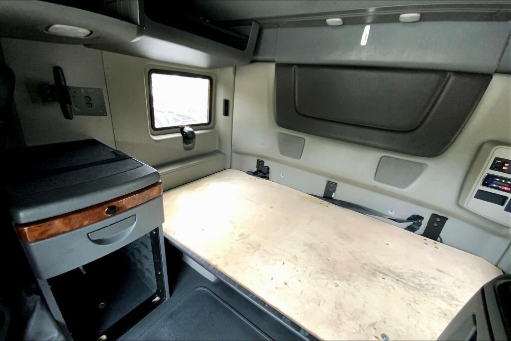 2022 CUM LT625 6×4 Sleeper