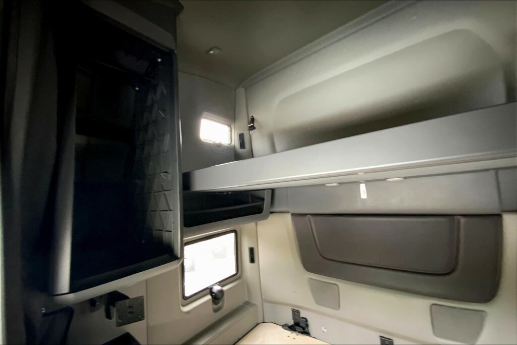 2022 CUM LT625 6×4 Sleeper