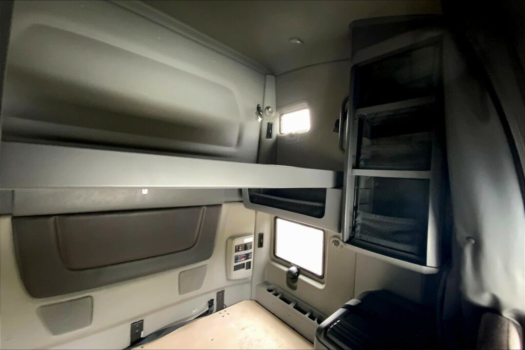 2022 CUM LT625 6×4 Sleeper