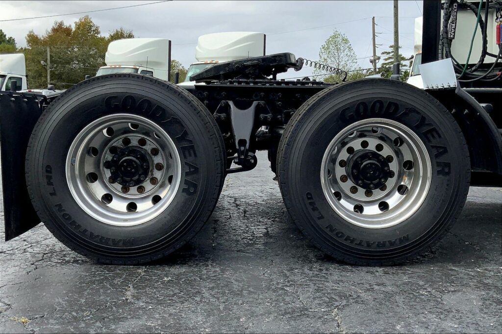 2022 CUM LT625 6×4 Sleeper