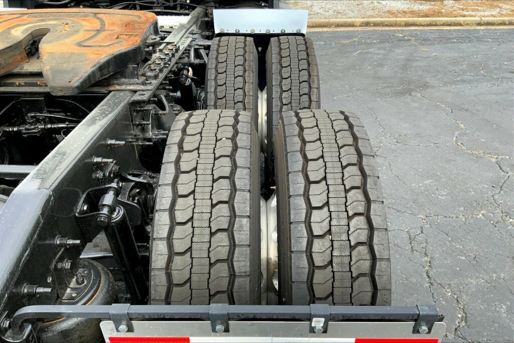 2022 CUM LT625 6×4 Sleeper