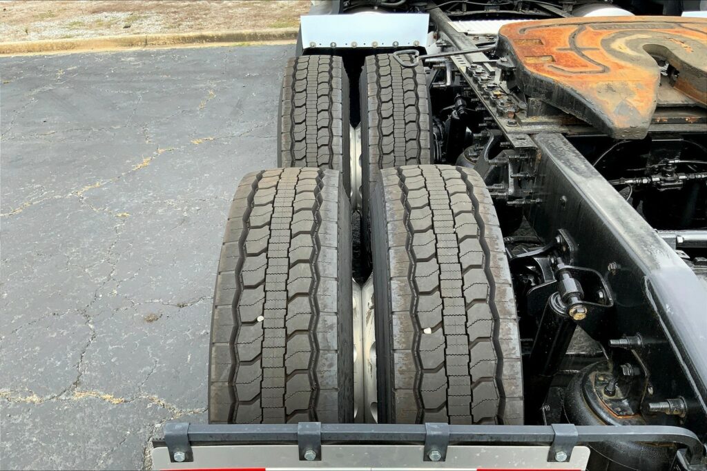 2022 CUM LT625 6×4 Sleeper