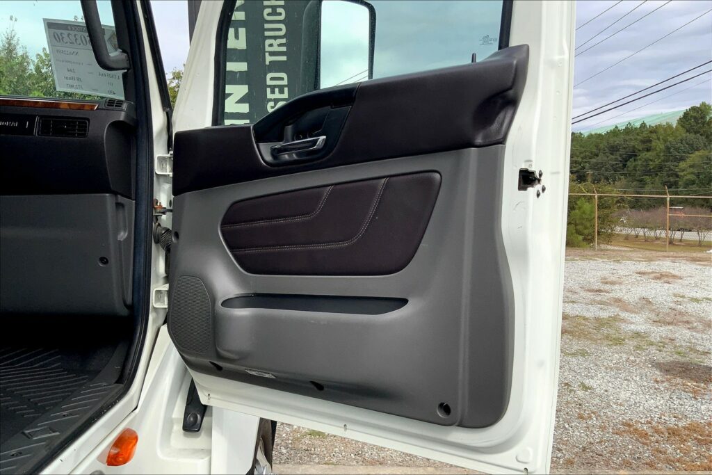 2022 CUM LT625 6×4 Sleeper