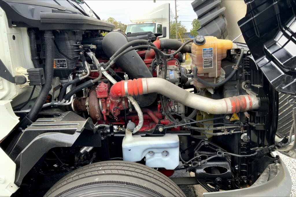 2022 CUM LT625 6×4 Sleeper