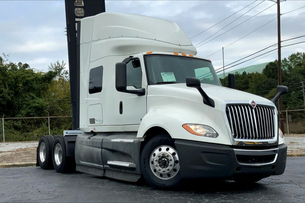 2021 CUM LT625 6×4 Sleeper