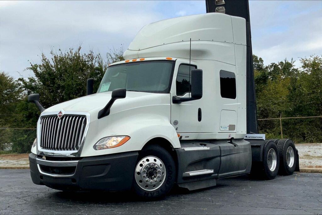 2021 CUM LT625 6×4 Sleeper